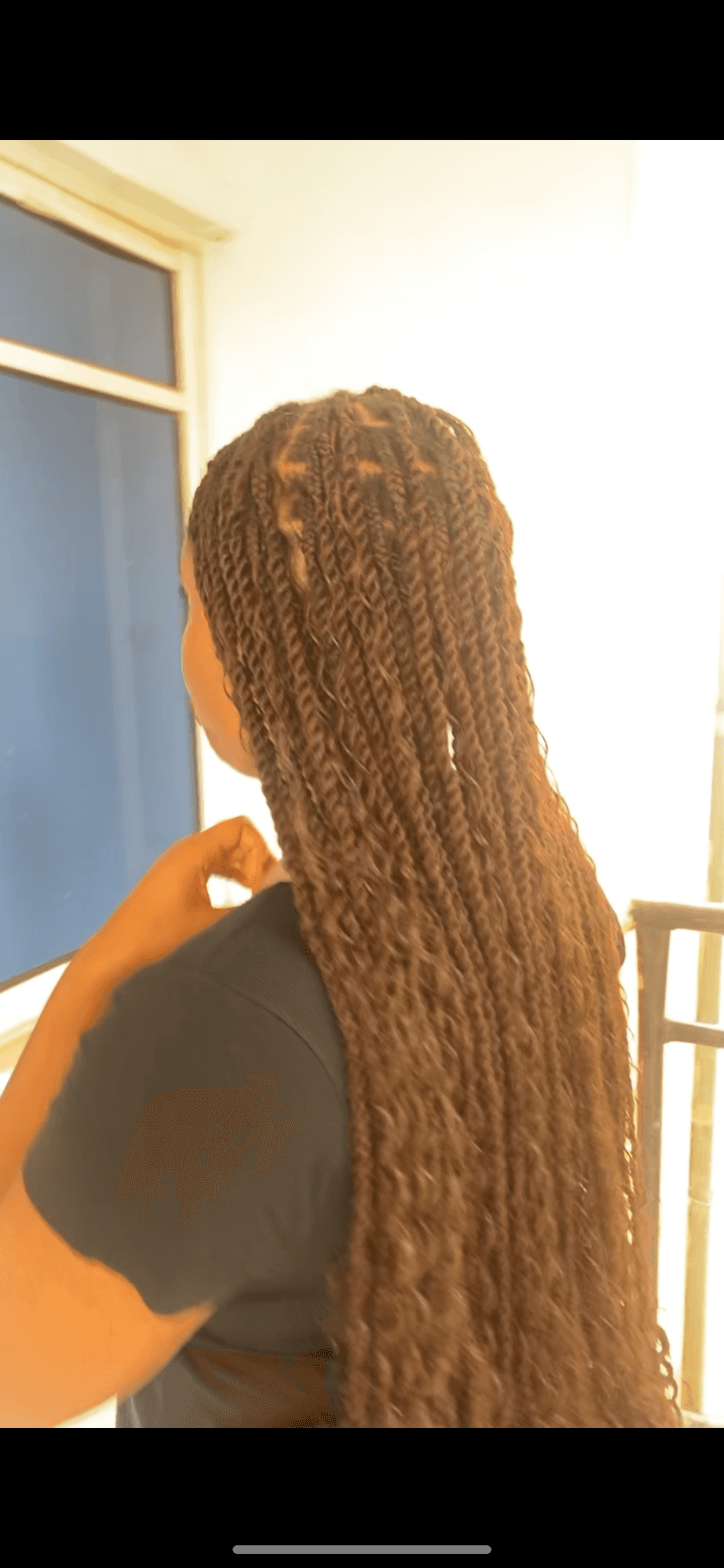 Island twists and Knotless braids 