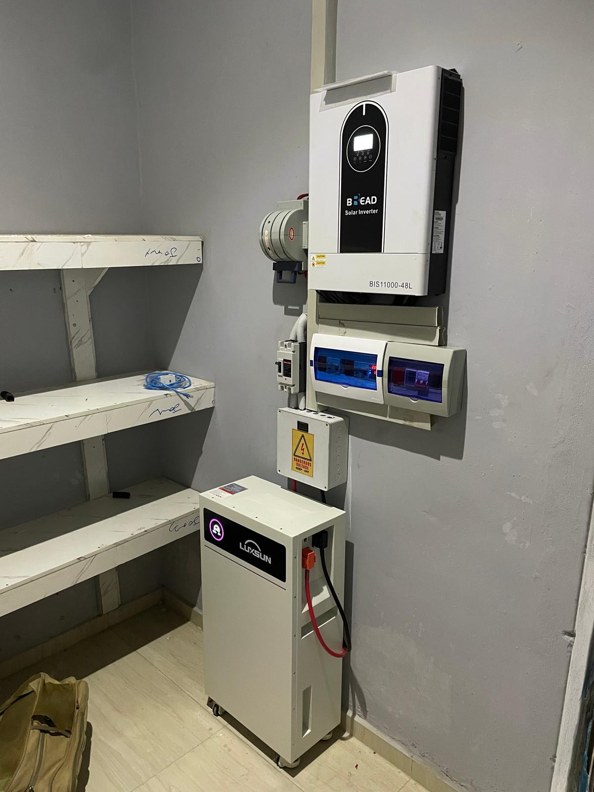 Solar inverter battery 
